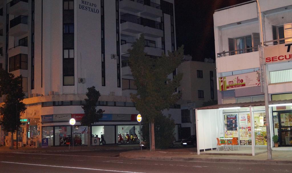 Destalo Court Larnaca Apartment Luaran gambar